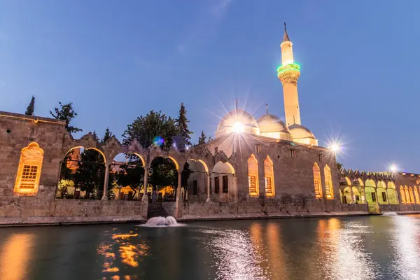 Sanliurfa 'daki Balikligol (İbrahim Havuzu) ve Rzvaniye Camii' nin gece manzarası.
