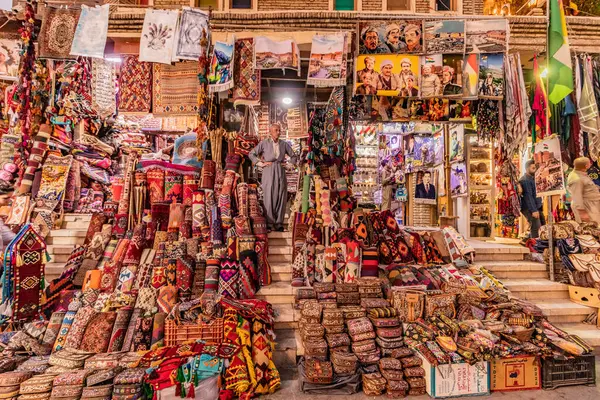 ERBIL, IRAQ - 7 Ekim 2022: Irak 'ın Kürdistan Bölgesi, Erbil' deki Bakhi Shar (Şehir Parkı) Halı Mağazaları