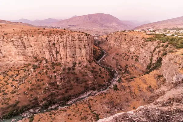 Irak Kürdistan Bölgesi 'nde Rawandiz' in (Rawanduz) akşam manzarası
