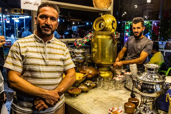 SULAYMANIYAH, IRAQ - 5 Ekim 2022: Irak Kürdistan Bölgesi, Sulaymaniyah 'ın merkezinde çay tezgahı