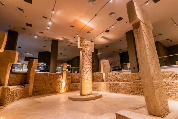 SANLIURFA, TURKEY - 22 Eylül 2022: Sanliurfa Arkeoloji Müzesi 'nde Göbekli Tepe modeli