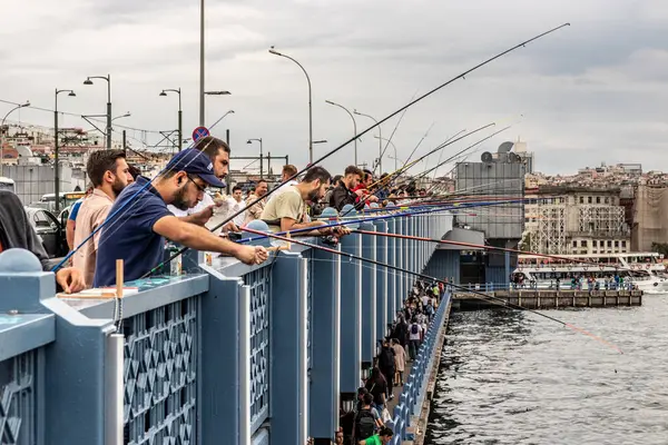 İSTANBUL, TURKEY - 18 Eylül 2022: İstanbul, Türkiye 'deki Galata köprüsünde balıkçılar