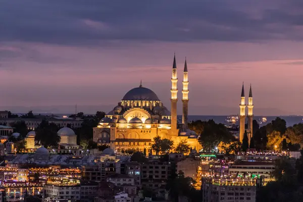 İstanbul, Türkiye 'deki Süleyman Camii' nin gün batımı manzarası