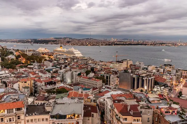 İstanbul, Türkiye 'de İstanbul Boğazı' nın gece hava manzarası