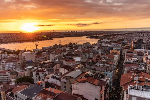 İstanbul, Türkiye 'de günbatımı hava manzarası