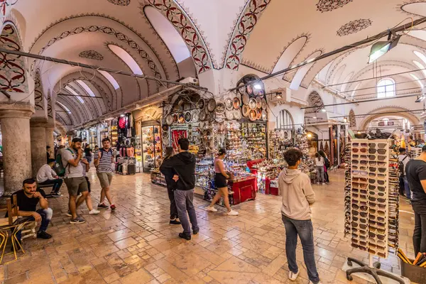 İSTANBUL, TURKEY - 19 Eylül 2022: Kapali Carsi (Grand Bazaar), İstanbul, Türkiye