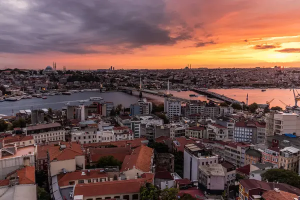 İstanbul 'un akşam manzarası Türkiye' de yükselişte