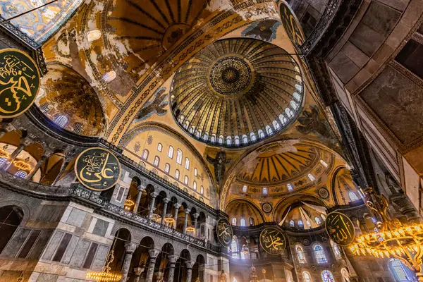 İSTANBUL, TURKEY - 19 Eylül 2022: İstanbul, Türkiye 'deki Ayasofya Tapınağının İçi