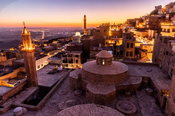 Mardin 'deki Emir Hamami hamamlarıyla akşam manzarası, Türkiye