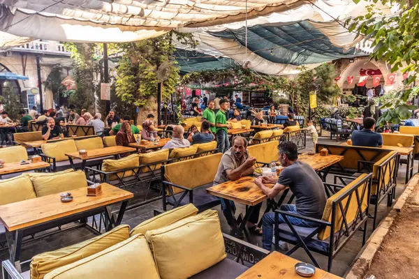 SANLIURFA, TURKEY - 22 Eylül 2022: Gumruk Hani 'deki Restoranlar (Gümrük Hanı) Şanlıurfa, Türkiye' deki pazarın avlusu