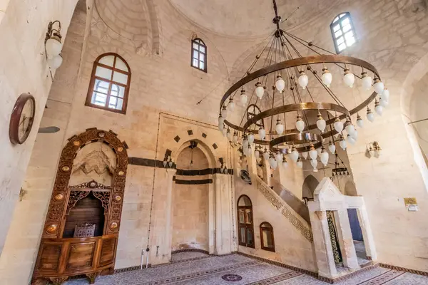 MARDIN, TURKEY - 26 Eylül 2022: Mardin, Türkiye 'deki Latifiye Camii' nin Namaz Salonu
