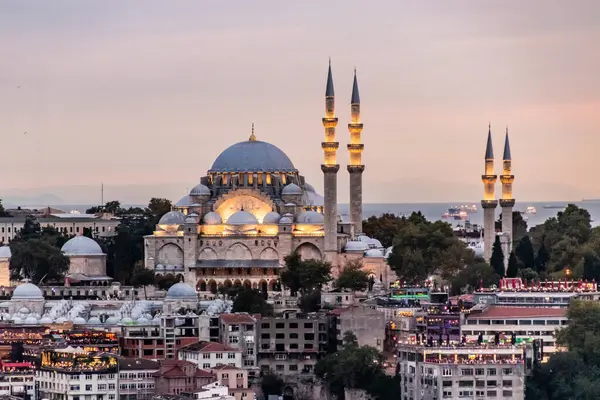 İstanbul, Türkiye 'deki Süleyman Camii' nin gün batımı manzarası