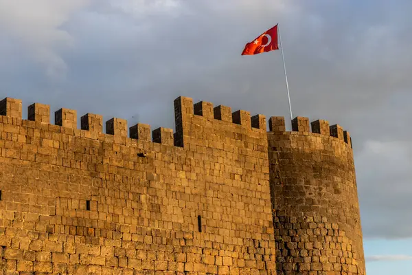 Türkiye 'nin Diyarbakır ilinin Keçi Kulesi surlarında Türk bayrağı