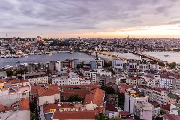 İstanbul, Türkiye 'de Haliç' in günbatımı hava manzarası