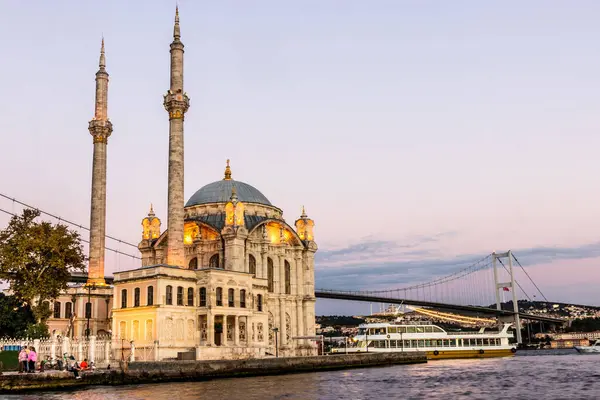 Türkiye 'nin İstanbul kentindeki Ortakoy Camii' nde günbatımı