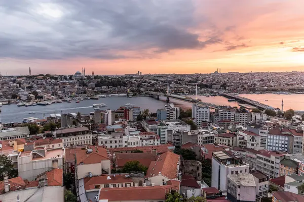 Türkiye 'nin İstanbul kentinde Haliç' in günbatımı hava manzarası