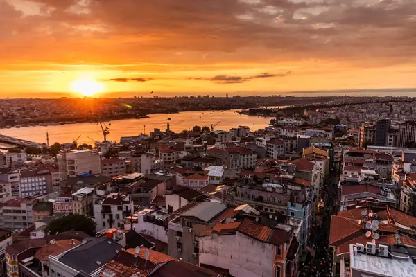 İstanbul 'un akşam manzarası Türkiye' de yükselişte