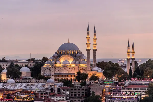 İstanbul, Türkiye 'deki Süleyman Camii' nin gün batımı manzarası