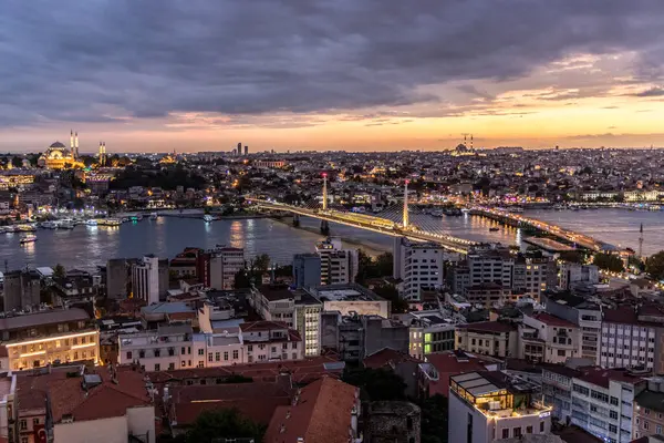 İstanbul, Türkiye 'de Altın Boynuz' un gece hava manzarası