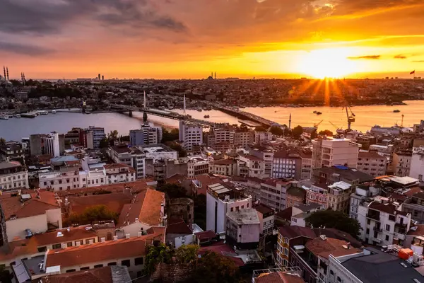 İstanbul 'un akşam manzarası Türkiye' de yükselişte