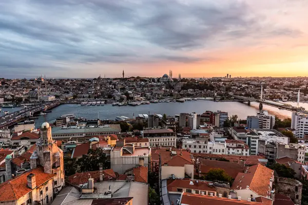 Türkiye 'nin İstanbul kentinde Haliç' in günbatımı hava manzarası