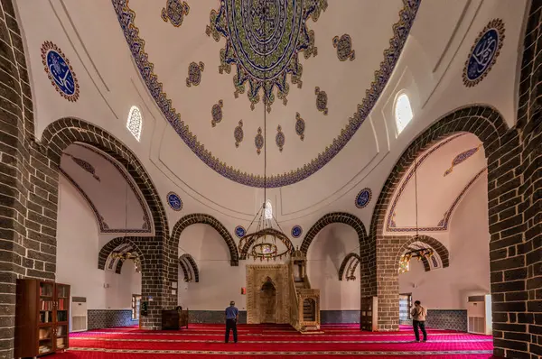 DİYARBAKIR, TURKEY - 25 Eylül 2022: Diyarbakır 'daki Parli Safa Camii' nin İçi