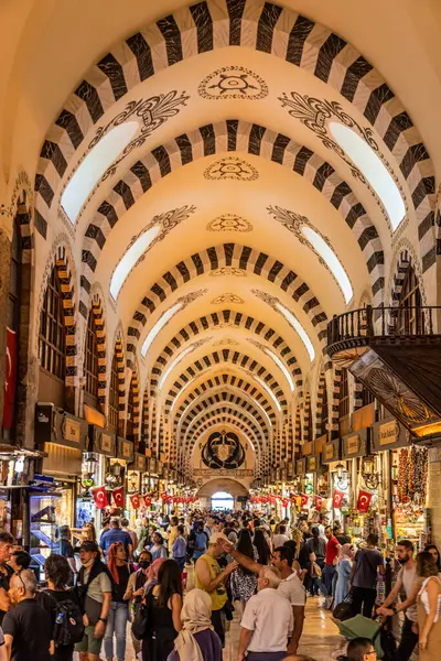 İSTANBUL, TURKEY - 18 Eylül 2022: İstanbul, Türkiye 'de Spice (Mısır) pazarına bakış