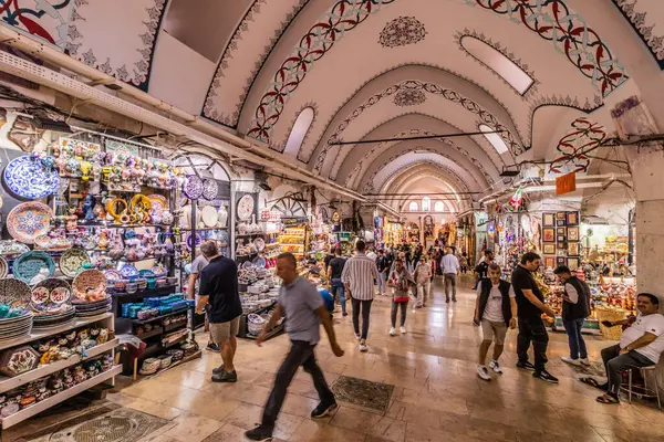 İSTANBUL, TURKEY - 19 Eylül 2022: Kapali Carsi (Grand Bazaar), İstanbul, Türkiye