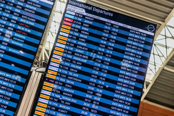 İSTANBUL, TURKEY - 10 Ekim 2022: İstanbul, Türkiye 'deki Sabiha Gökçen Havalimanı' nda kalkış tahtaları