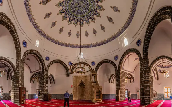 DİYARBAKIR, TURKEY - 25 Eylül 2022: Diyarbakır 'daki Parli Safa Camii' nin İçi