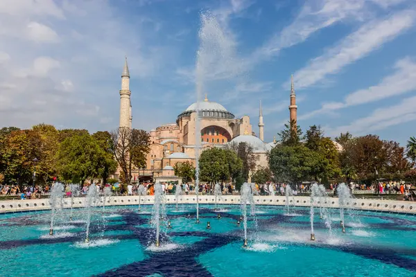 İSTANBUL, TURKEY - 18 Eylül 2022: İstanbul, Türkiye 'deki Hagia Sofya' nın önündeki çeşme