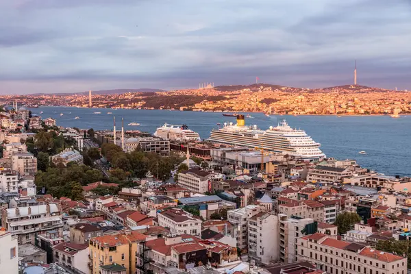 İstanbul, Türkiye 'deki Boğaz' ın havadan görünüşü