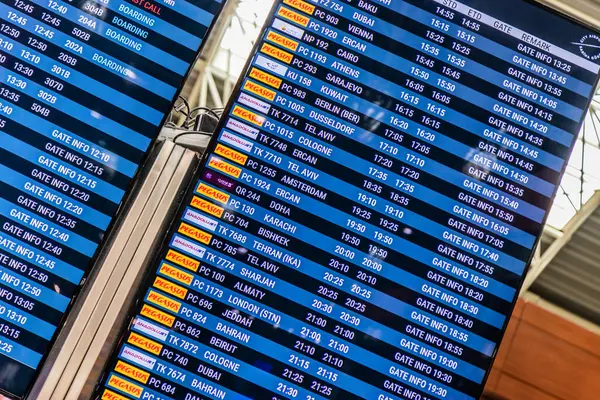 İSTANBUL, TURKEY - 10 Ekim 2022: İstanbul, Türkiye 'deki Sabiha Gökçen Havalimanı' nda kalkış tahtaları