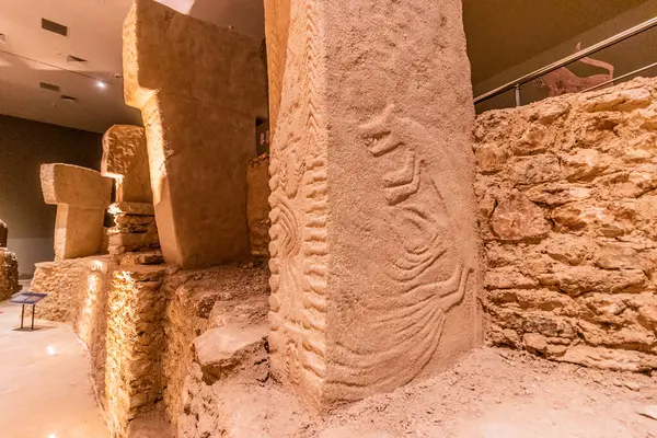 SANLIURFA, TURKEY - 22 Eylül 2022: Sanliurfa Arkeoloji Müzesi 'nde Göbekli Tepe modeli