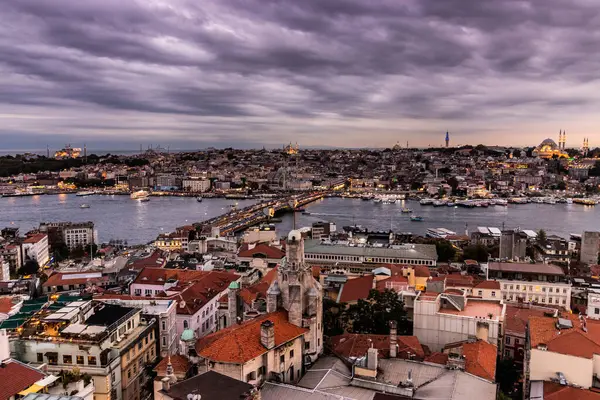 İstanbul 'un akşam manzarası Türkiye' de yükselişte