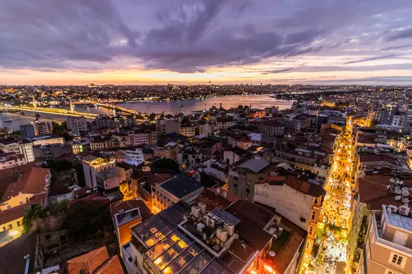 İstanbul 'un akşam manzarası Türkiye' de yükselişte