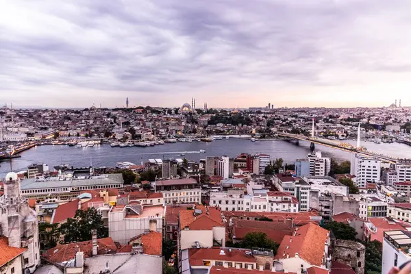 İstanbul, Türkiye 'de Haliç' in günbatımı hava manzarası