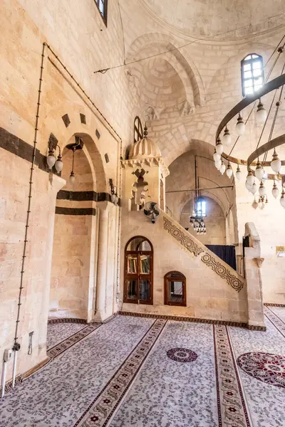 MARDIN, TURKEY - 26 Eylül 2022: Mardin, Türkiye 'deki Latifiye Camii' nin Namaz Salonu