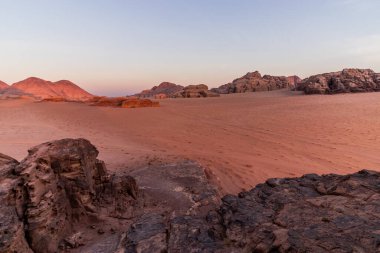 Wadi Rum çölünün Rocky manzarası, Ürdün