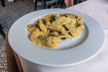 Tipik Bergamo yemeği - Casoncelli alla Bergamasca. Parmesanlı ravioli ve pastırma..