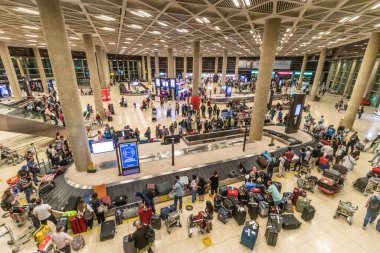 AMMAN, JORDAN - 8 Temmuz 2022: Ürdün 'ün başkenti Amman' daki Kraliçe Alia Uluslararası Havalimanı 'nda bagaj geri alma alanı