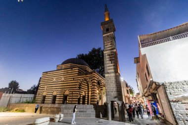 DİYARBAKIR, TURKEY - 25 Eylül 2022: Diyarbakır 'ın merkezindeki Seyh Muhtar Camii' nin Akşam Görüşü