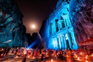 PETRA, JORDAN - 11 Temmuz 2022: Antik Petra, Ürdün 'deki El Hazine Tapınağı' ndaki (Hazine) insanlar