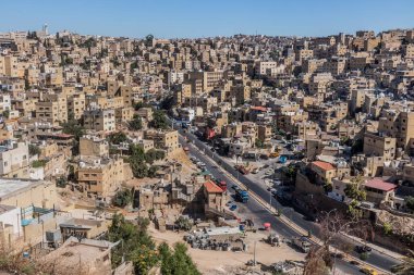 AMMAN, JORDAN - 8 Temmuz 2022: Amman şehir merkezinde dik bir yamaçta evler.