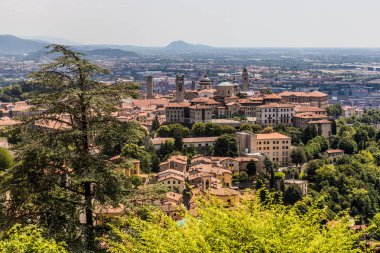 İtalya 'nın Bergamo şehrinin yukarısında.