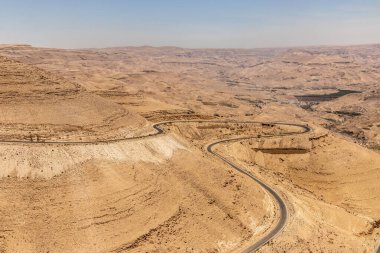 Wadi Mujib Kanyonu ve Kral 'ın Karayolu' nun havadan görünüşü, Ürdün