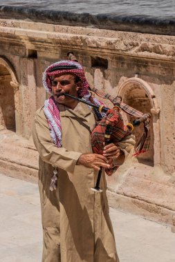 JERASH, JORDAN - 16 Temmuz 2022: Jerash, Ürdün 'deki Güney Tiyatrosu' nda Müzisyen