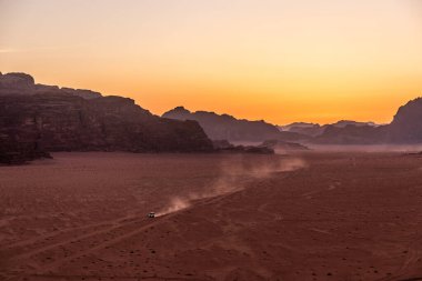 Araba Wadi Rum çölünde gidiyor, Jordan.