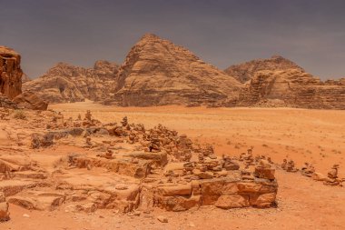 Wadi Rum çölündeki taş kuleler, Ürdün