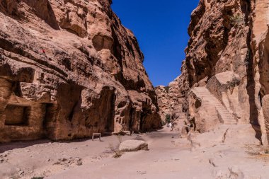 Küçük Petra Kanyonu, Ürdün 'de taş kesilmiş mezarlar.